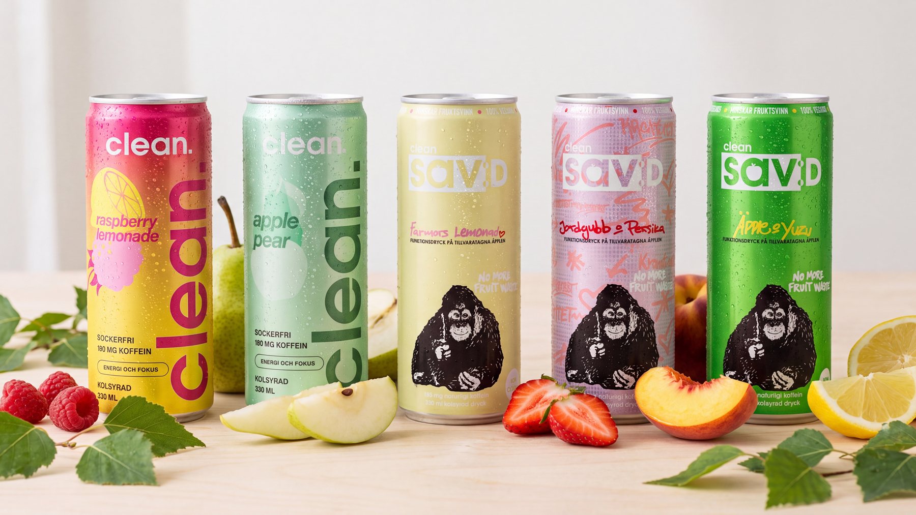 Clean Drink Raspberry Lemonade och Apple Pear samt Sav:D Farmors Lemonad, Jordgubb/Persika och Äpple/Yuzu på ett björkbord