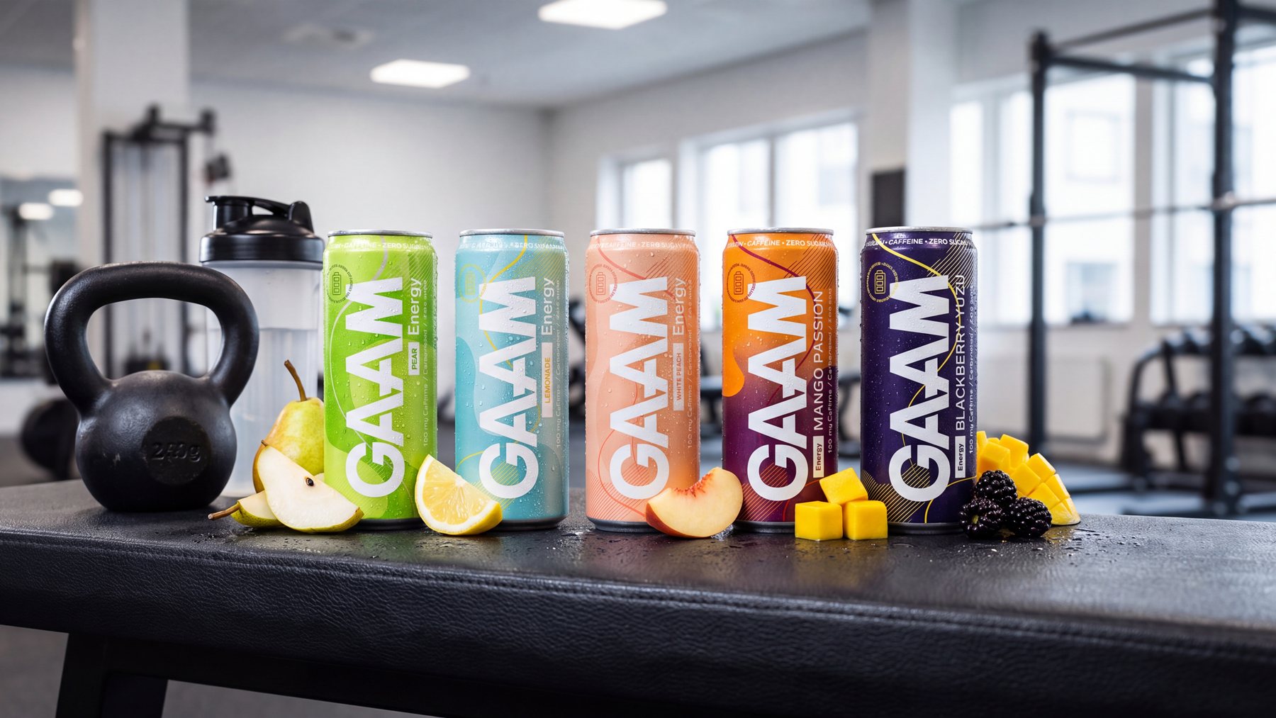 GAAM Energy Pear, Lemonade, White Peach, Mango Passion och Blackberry Yuzu på en träningsbänk på gymmet