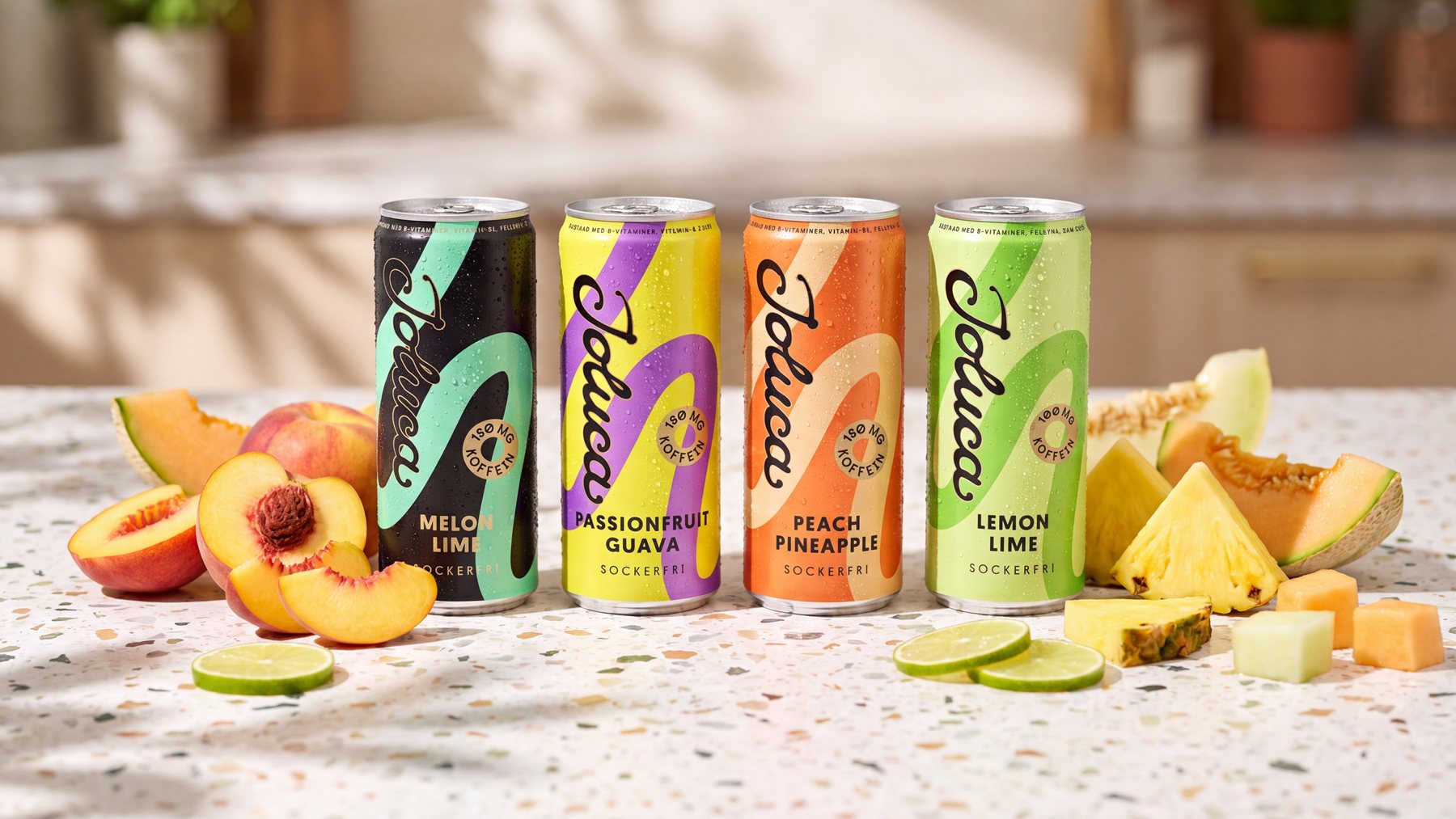 Joluca Melon Lime, Passionfruit Guava, Peach Pineapple och Lemon Lime på en terrazzobänk med persika, ananas och melon