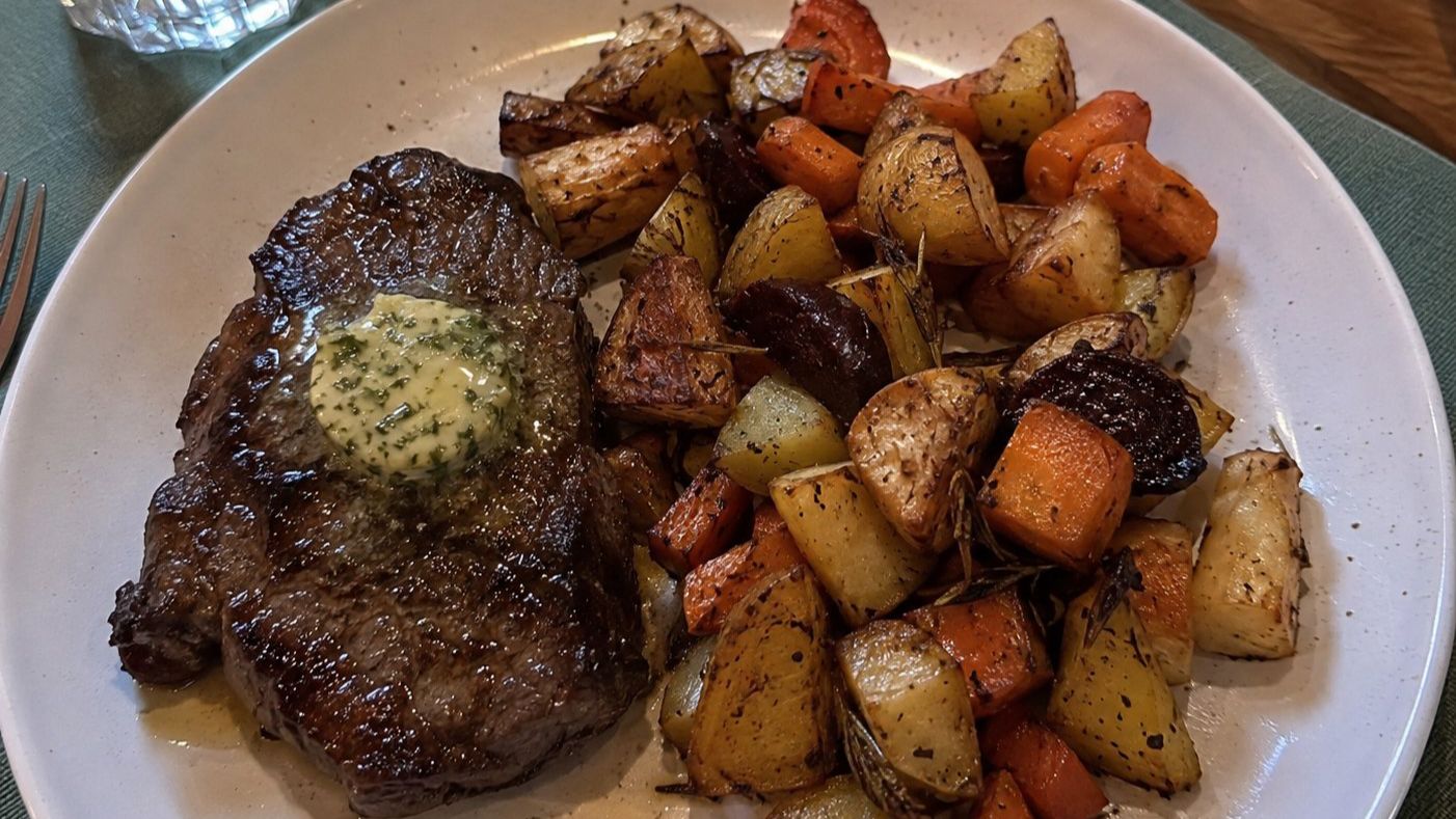 Ryggbiff med rostade rotfrukter – färdiglagat recept