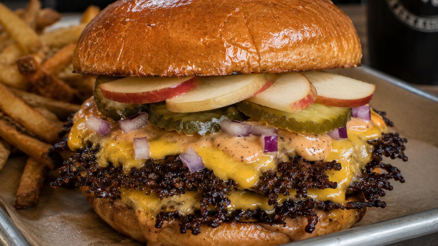 Hamburgare med baconsylt, cheddar och äpple – färdiglagat recept