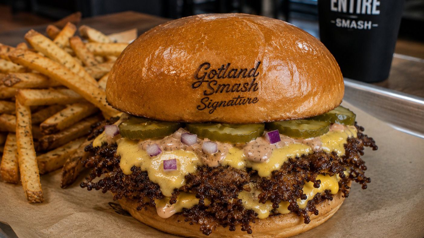 Smashburgare i stekpanna med cheddar och silverlök – färdiglagat recept