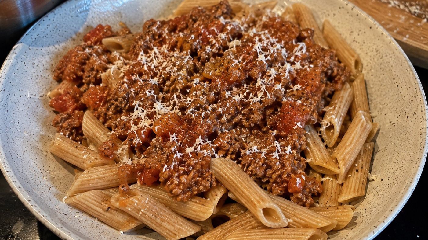 Köttfärssås och fullkornspasta – färdiglagat recept