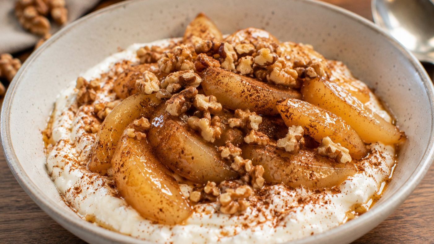 Stekta päron med kanel, kvarg och valnötter – färdiglagat recept