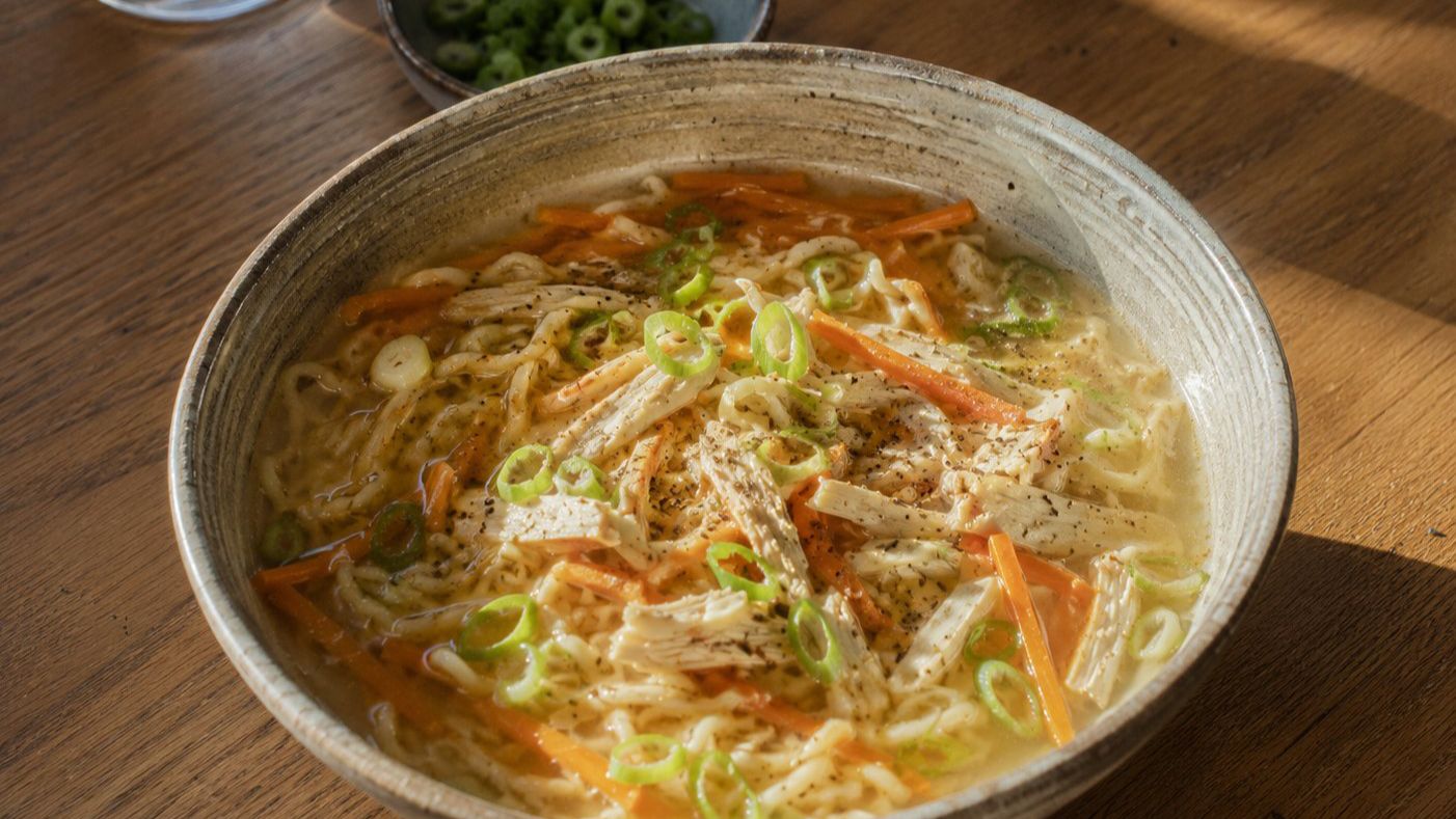 Asiatisk kycklingsoppa med nudlar och ägg – färdiglagat recept