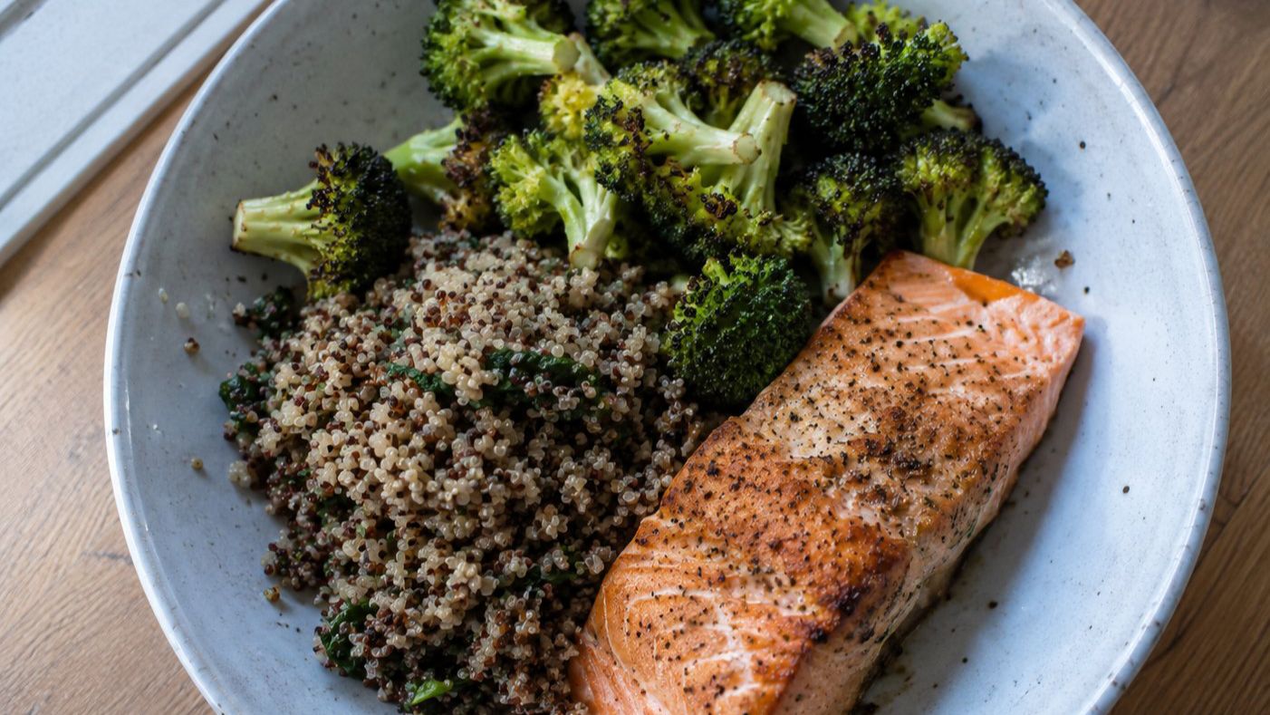 Lax med quinoa och broccoli – färdiglagat recept