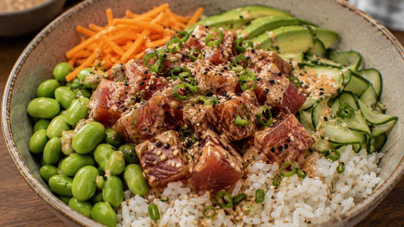 Poke bowl med tonfisk på burk och edamame – färdiglagat recept