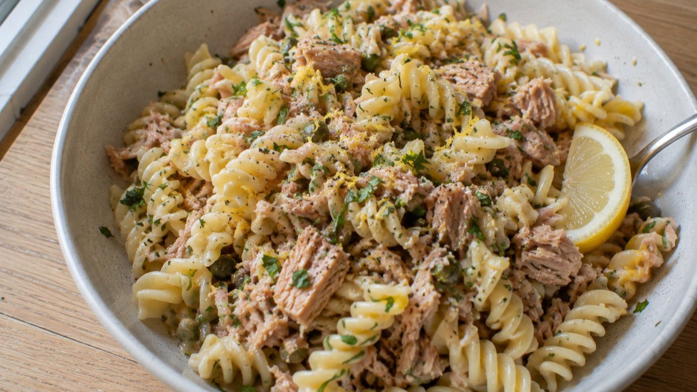 Tonfiskpasta med crème fraiche och citron – färdiglagat recept
